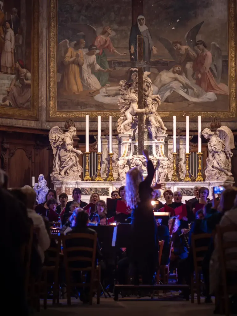 Un chœur et son cheffe en concert dans une église de Bordeaux