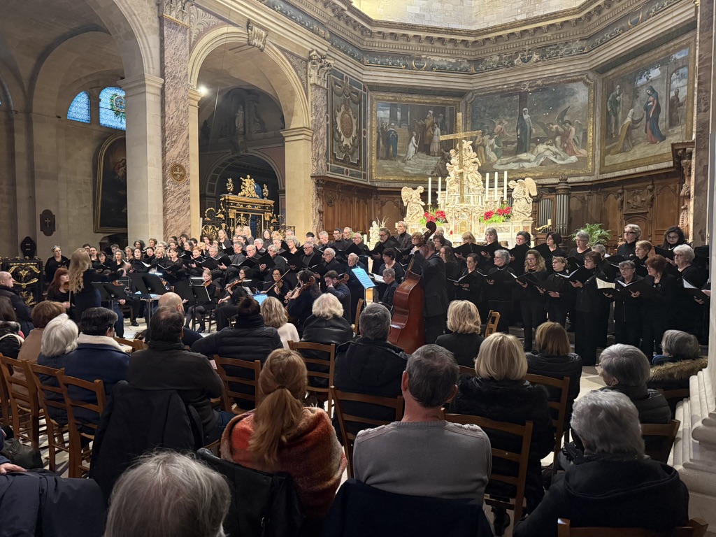 Le chœur en répétition devant le public dans une église